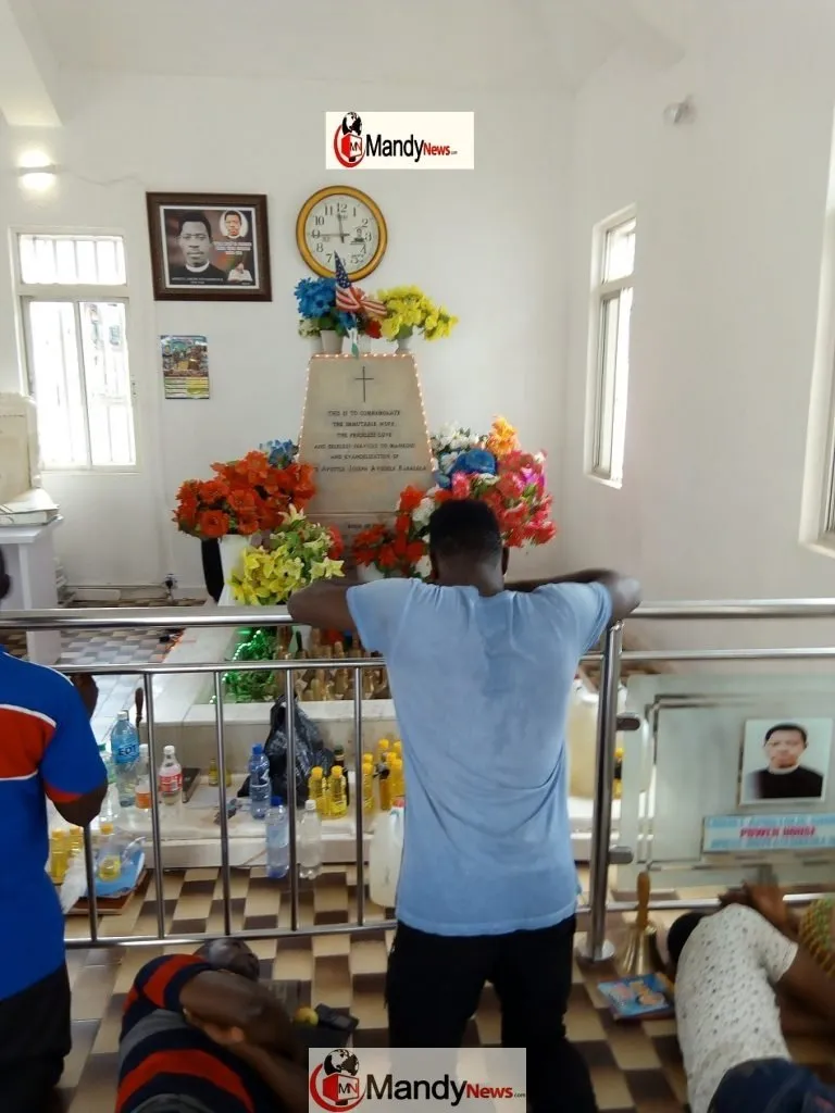 Collins Asein praying at the grave of Apostle Babalola