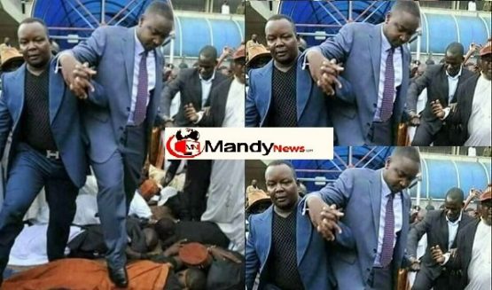 pastor-walks-congregation2_